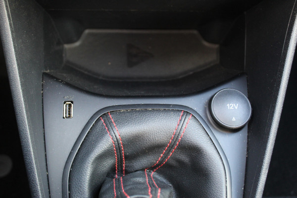 Ford Fiesta 1.0-125pk EcoBoost Mild-Hybrid ST-Line. Luxe, sportieve en goed onderhouden Fiesta ! Autm. airco, Cruise control, Lane assist, 17" Lmv, Parkeersensoren Achter, Metallic lak, Navigatie by Apple/Android, LED verlichting etc.