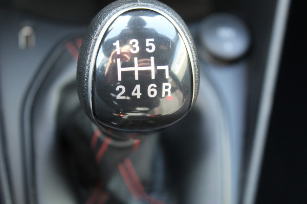 Ford Fiesta 1.0-125pk EcoBoost Mild-Hybrid ST-Line. Luxe, sportieve en goed onderhouden Fiesta ! Autm. airco, Cruise control, Lane assist, 17" Lmv, Parkeersensoren Achter, Metallic lak, Navigatie by Apple/Android, LED verlichting etc.