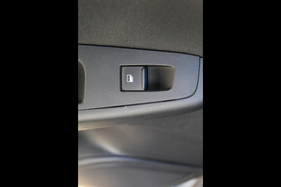 Ford Fiesta 1.0-125pk EcoBoost Mild-Hybrid ST-Line. Luxe, sportieve en goed onderhouden Fiesta ! Autm. airco, Cruise control, Lane assist, 17" Lmv, Parkeersensoren Achter, Metallic lak, Navigatie by Apple/Android, LED verlichting etc.