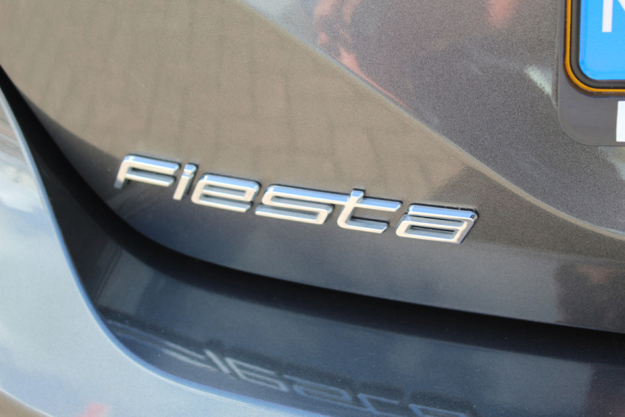 Ford Fiesta 1.0-125pk EcoBoost Mild-Hybrid ST-Line. Luxe, sportieve en goed onderhouden Fiesta ! Autm. airco, Cruise control, Lane assist, 17" Lmv, Parkeersensoren Achter, Metallic lak, Navigatie by Apple/Android, LED verlichting etc.