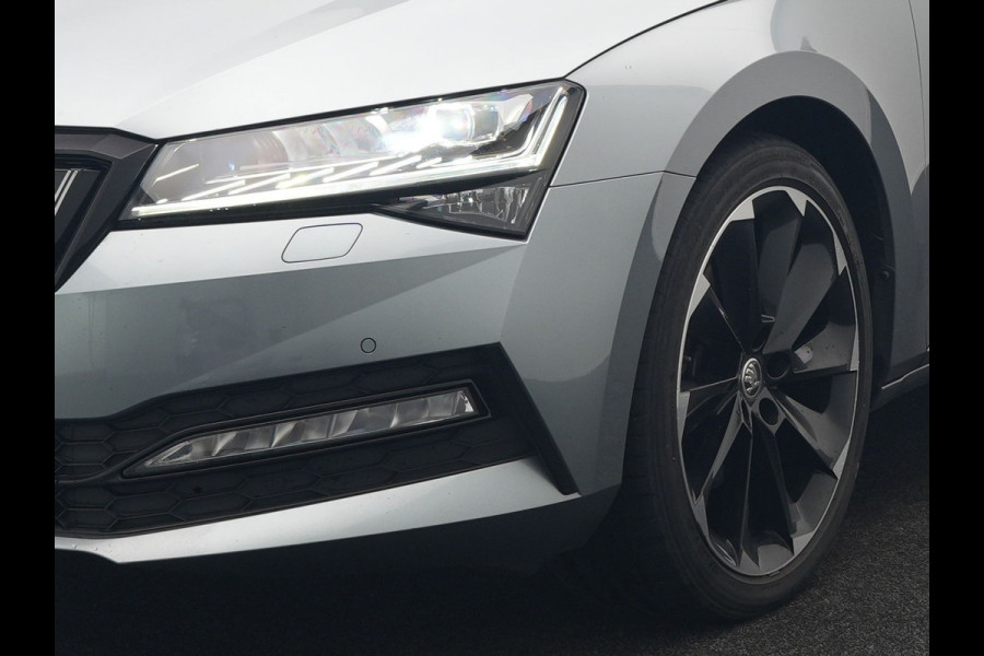 Škoda Superb Combi 1.4 TSI iV Sportline PHEV 218pk Dealer O.H | Panodak | Crystal LED | Camera | Alcantara Sportstoelen Memory & Verwarmd | Cruise Control | Sfeerverlichting | Apple Carplay | Keyless | Navigatie | Virtual | DAB | 19"L.M | Plug In Hybrid |