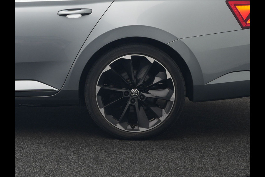 Škoda Superb Combi 1.4 TSI iV Sportline PHEV 218pk Dealer O.H | Panodak | Crystal LED | Camera | Alcantara Sportstoelen Memory & Verwarmd | Cruise Control | Sfeerverlichting | Apple Carplay | Keyless | Navigatie | Virtual | DAB | 19"L.M | Plug In Hybrid |