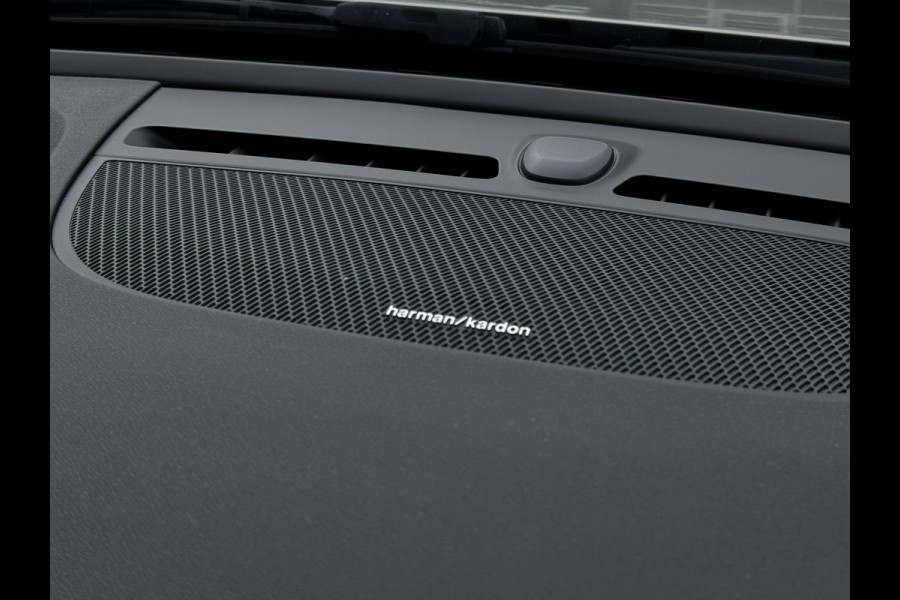 Volvo XC40 1.5 T5 Recharge R-Design NL-auto | Schuif- Kanteldak | H&K | Trekhaak | Stoelverwarming | Memory | Adaptive Cruise