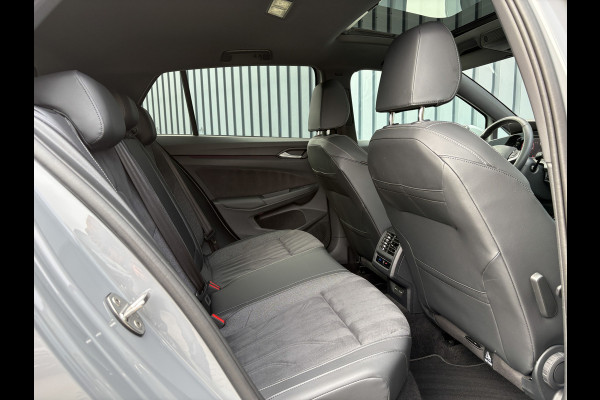Volkswagen Golf 1.5 eTSI 50 Edition | Panodak | Trekhaak wegkl. | Stoelgeheugen | Head Up | IQ Light | Prijs Rijklaar!!