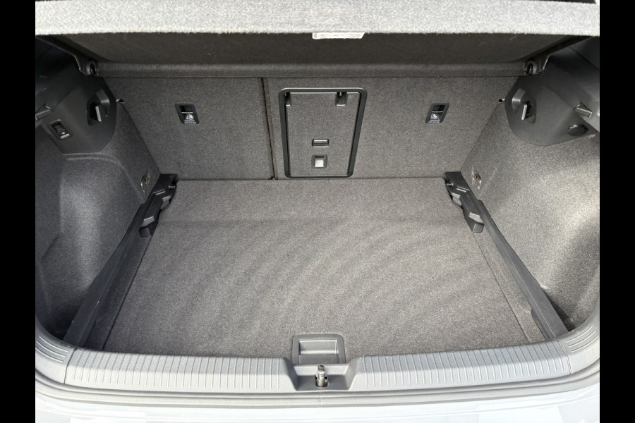 Volkswagen Golf 1.5 eTSI 50 Edition | Panodak | Trekhaak wegkl. | Stoelgeheugen | Head Up | IQ Light | Prijs Rijklaar!!
