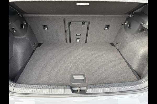 Volkswagen Golf 1.5 eTSI 50 Edition | Panodak | Trekhaak wegkl. | Stoelgeheugen | Head Up | IQ Light | Prijs Rijklaar!!