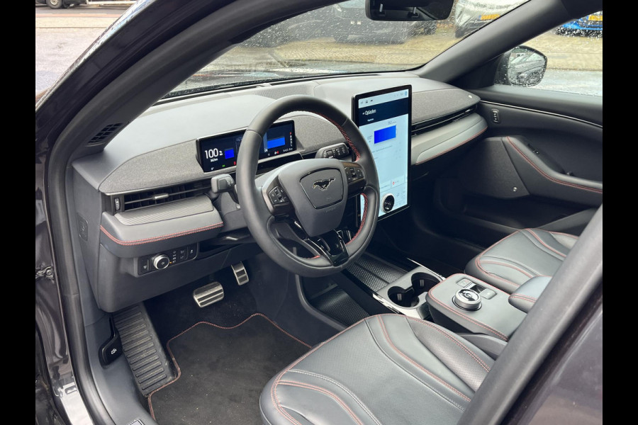 Ford Mustang Mach-E AWD 75 kWh SOH 95% |14.000KM!! VAN € 34.900,- VOOR € 31.877,- UW LENTEVOORDEEL € 3.023,-!| ORIG. NL NAP| EERSTE EIGENAAR| ELEKTRISCHE ACHTERKLEP| B&O| 360 CAMERA| STOEL + STUURVERWARMING| PANO