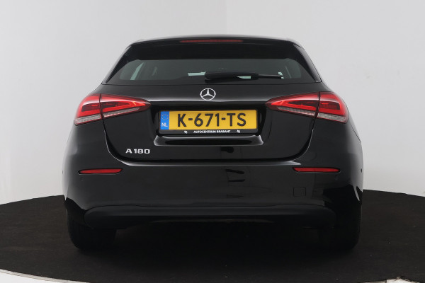 Mercedes-Benz A-Klasse 180 Business Solution (ACHTERUITRIJCAMERA, CRUISE CONTROL, NAVIGATIE, PARKEERSENSOREN)