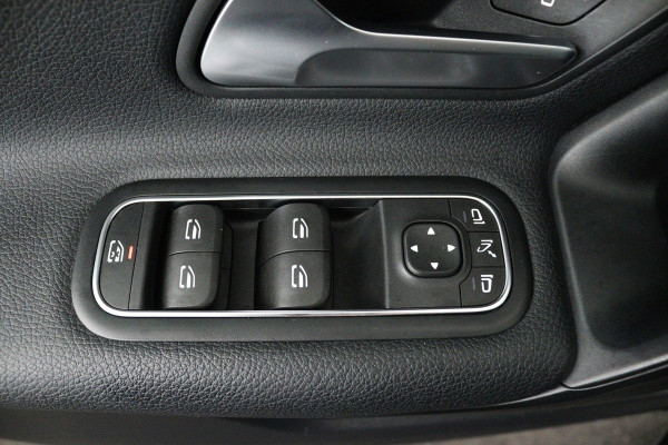 Mercedes-Benz A-Klasse 180 Business Solution (ACHTERUITRIJCAMERA, CRUISE CONTROL, NAVIGATIE, PARKEERSENSOREN)