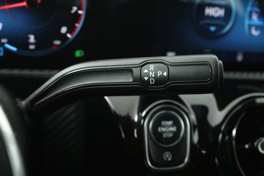 Mercedes-Benz A-Klasse 180 Business Solution (ACHTERUITRIJCAMERA, CRUISE CONTROL, NAVIGATIE, PARKEERSENSOREN)