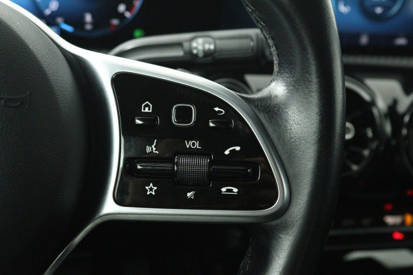 Mercedes-Benz A-Klasse 180 Business Solution (ACHTERUITRIJCAMERA, CRUISE CONTROL, NAVIGATIE, PARKEERSENSOREN)