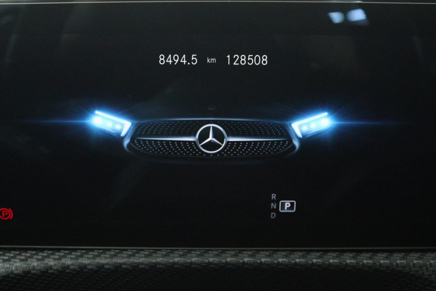 Mercedes-Benz A-Klasse 180 Business Solution (ACHTERUITRIJCAMERA, CRUISE CONTROL, NAVIGATIE, PARKEERSENSOREN)