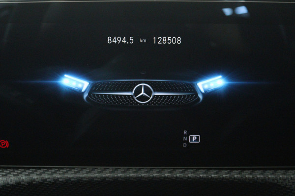 Mercedes-Benz A-Klasse 180 Business Solution (ACHTERUITRIJCAMERA, CRUISE CONTROL, NAVIGATIE, PARKEERSENSOREN)