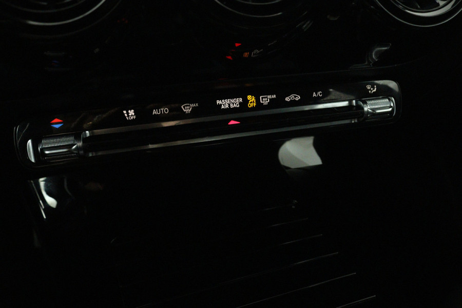 Mercedes-Benz A-Klasse 180 Business Solution (ACHTERUITRIJCAMERA, CRUISE CONTROL, NAVIGATIE, PARKEERSENSOREN)