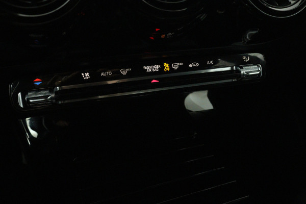 Mercedes-Benz A-Klasse 180 Business Solution (ACHTERUITRIJCAMERA, CRUISE CONTROL, NAVIGATIE, PARKEERSENSOREN)