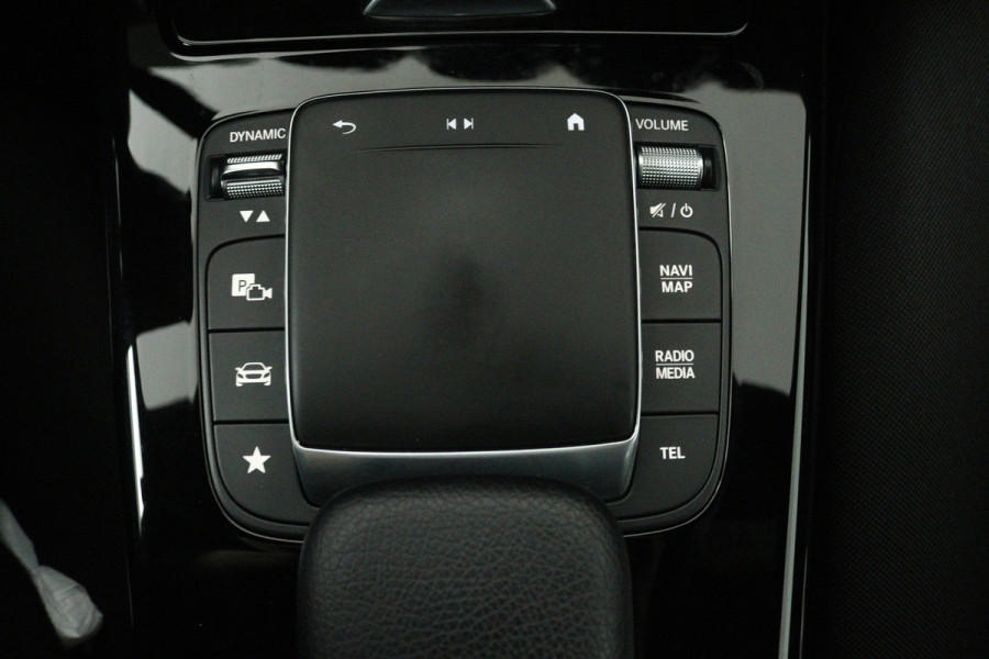 Mercedes-Benz A-Klasse 180 Business Solution (ACHTERUITRIJCAMERA, CRUISE CONTROL, NAVIGATIE, PARKEERSENSOREN)