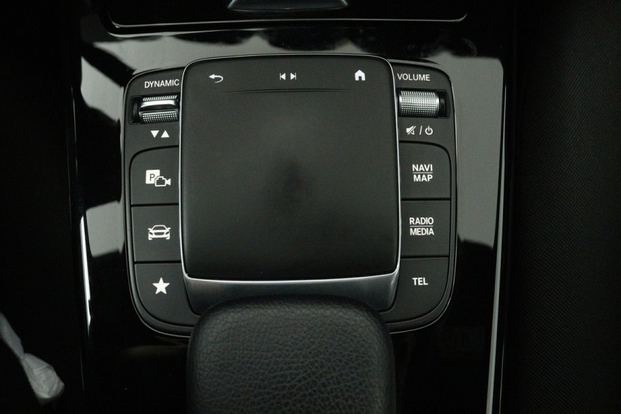Mercedes-Benz A-Klasse 180 Business Solution (ACHTERUITRIJCAMERA, CRUISE CONTROL, NAVIGATIE, PARKEERSENSOREN)