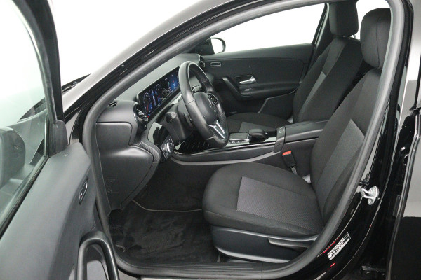 Mercedes-Benz A-Klasse 180 Business Solution (ACHTERUITRIJCAMERA, CRUISE CONTROL, NAVIGATIE, PARKEERSENSOREN)
