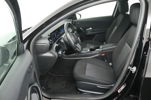 Mercedes-Benz A-Klasse 180 Business Solution (ACHTERUITRIJCAMERA, CRUISE CONTROL, NAVIGATIE, PARKEERSENSOREN)