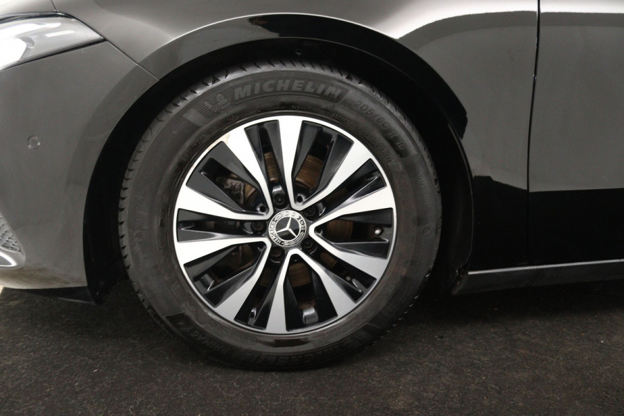 Mercedes-Benz A-Klasse 180 Business Solution (ACHTERUITRIJCAMERA, CRUISE CONTROL, NAVIGATIE, PARKEERSENSOREN)