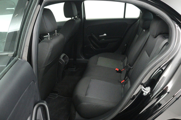 Mercedes-Benz A-Klasse 180 Business Solution (ACHTERUITRIJCAMERA, CRUISE CONTROL, NAVIGATIE, PARKEERSENSOREN)