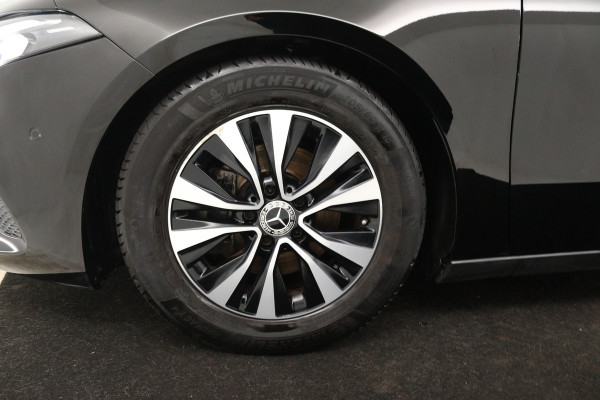 Mercedes-Benz A-Klasse 180 Business Solution (ACHTERUITRIJCAMERA, CRUISE CONTROL, NAVIGATIE, PARKEERSENSOREN)