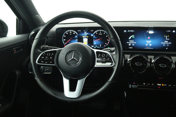 Mercedes-Benz A-Klasse 180 Business Solution (ACHTERUITRIJCAMERA, CRUISE CONTROL, NAVIGATIE, PARKEERSENSOREN)