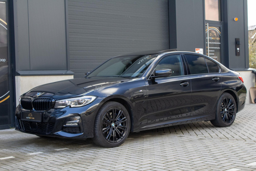 BMW 3-serie 330e PANO MEMORY M PAKKET CAMERA HUD TREKHAAK