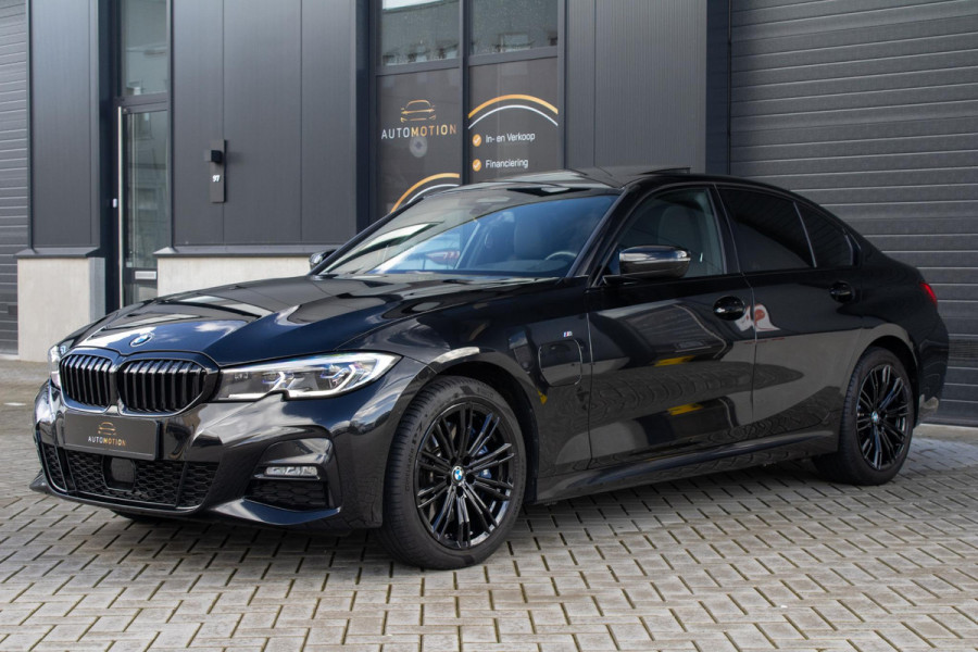 BMW 3-serie 330e PANO MEMORY M PAKKET CAMERA HUD TREKHAAK