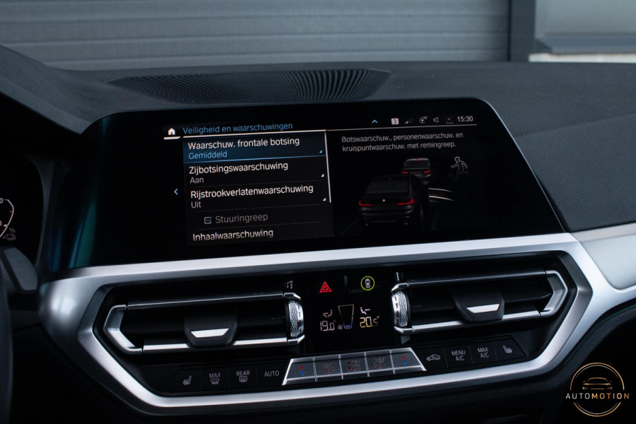 BMW 3-serie 330e PANO MEMORY M PAKKET CAMERA HUD TREKHAAK