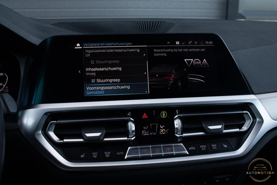 BMW 3-serie 330e PANO MEMORY M PAKKET CAMERA HUD TREKHAAK