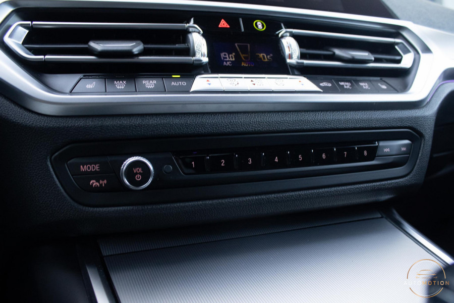 BMW 3-serie 330e PANO MEMORY M PAKKET CAMERA HUD TREKHAAK