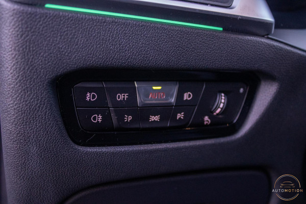 BMW 3-serie 330e PANO MEMORY M PAKKET CAMERA HUD TREKHAAK