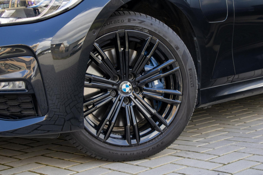 BMW 3-serie 330e PANO MEMORY M PAKKET CAMERA HUD TREKHAAK