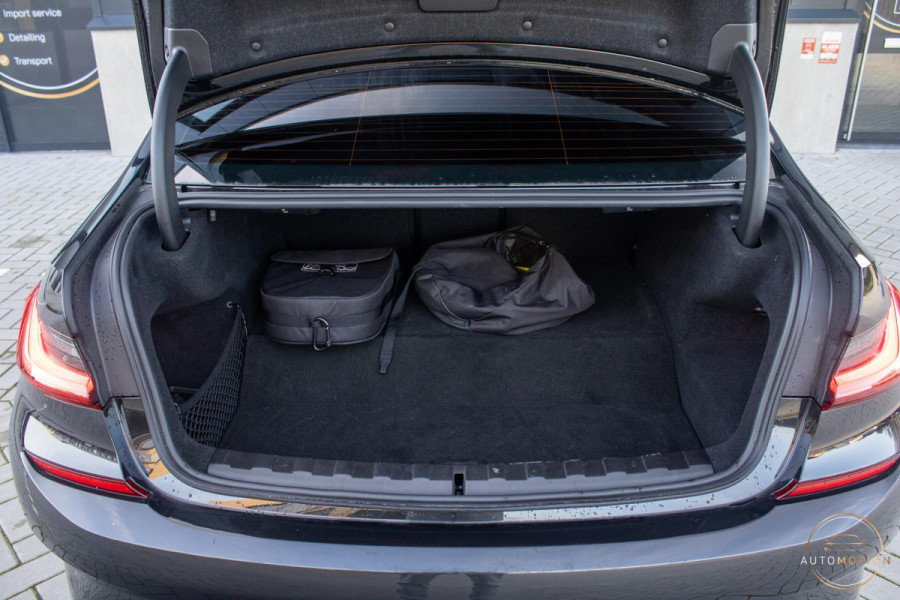 BMW 3-serie 330e PANO MEMORY M PAKKET CAMERA HUD TREKHAAK