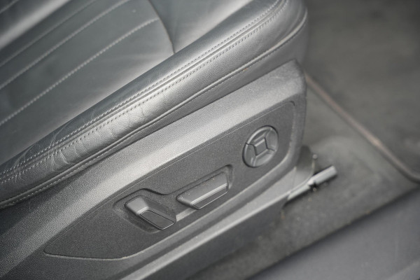 Audi e-tron e-tron 50 quattro Launch edition plus 71 kWh Panoramadak Adaptieve Cruise Leer Memory PDC