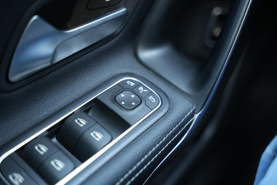 Mercedes-Benz A-Klasse 250 e Premium Plus Panoramadak Widescreen Adaptieve Cruise Leer Stoelverw. Ambient