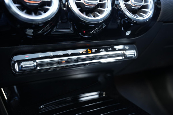 Mercedes-Benz A-Klasse 250 e Premium Plus Panoramadak Widescreen Adaptieve Cruise Leer Stoelverw. Ambient
