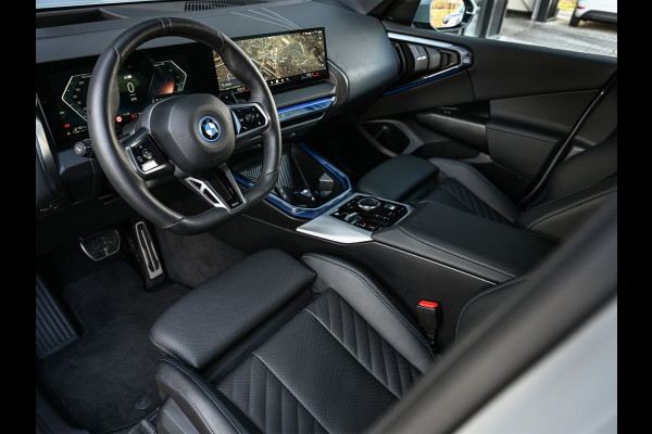 BMW X3 30e xDrive M Sport | Iconic glow grill | 360 Camera | Active cruise | Comfort access | Trekhaak | Ambiance interieur