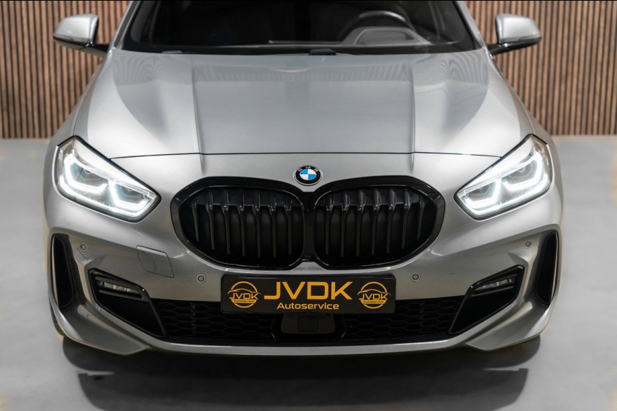 BMW 1-serie 118i M-Sport Pano HUD HK Muziek Kuipstoelen BTW