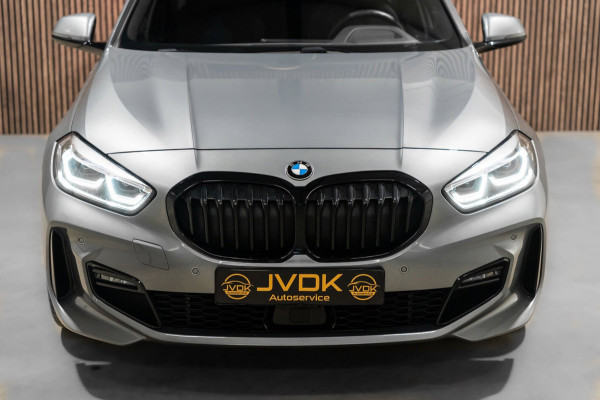 BMW 1-serie 118i M-Sport Pano HUD HK Muziek Kuipstoelen BTW