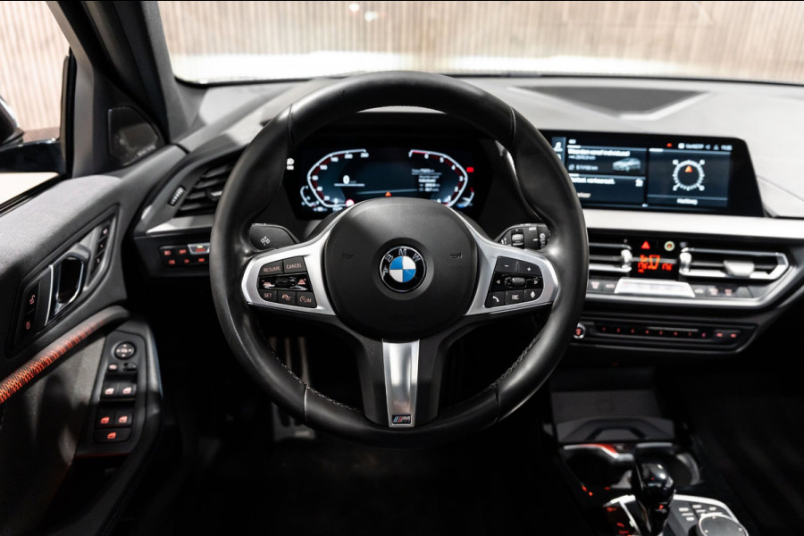 BMW 1-serie 118i M-Sport Pano HUD HK Muziek Kuipstoelen BTW