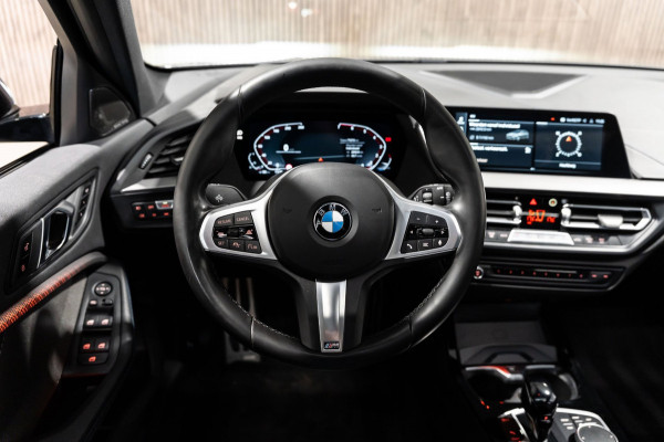 BMW 1-serie 118i M-Sport Pano HUD HK Muziek Kuipstoelen BTW