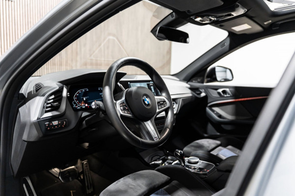 BMW 1-serie 118i M-Sport Pano HUD HK Muziek Kuipstoelen BTW