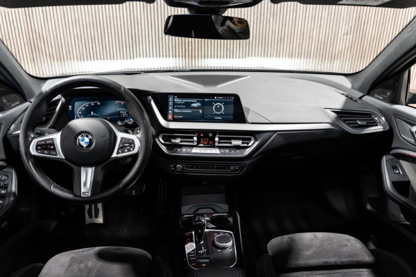 BMW 1-serie 118i M-Sport Pano HUD HK Muziek Kuipstoelen BTW