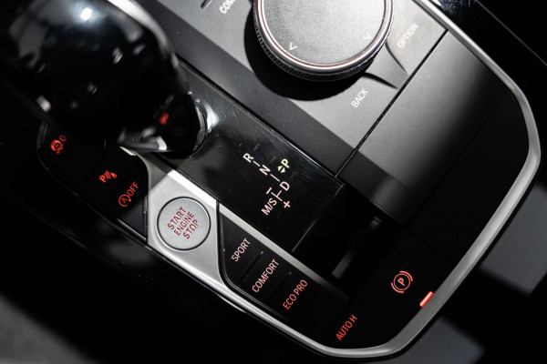 BMW 1-serie 118i M-Sport Pano HUD HK Muziek Kuipstoelen BTW