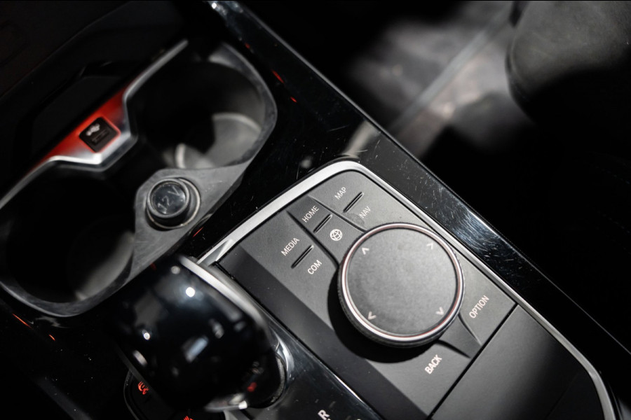 BMW 1-serie 118i M-Sport Pano HUD HK Muziek Kuipstoelen BTW