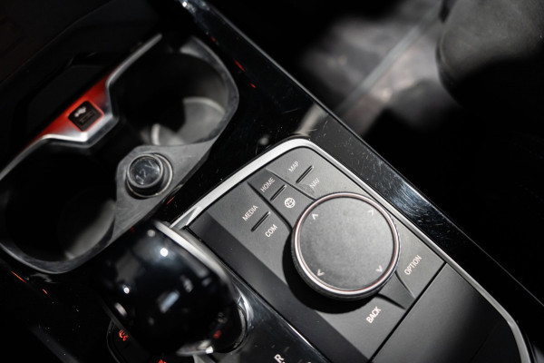 BMW 1-serie 118i M-Sport Pano HUD HK Muziek Kuipstoelen BTW