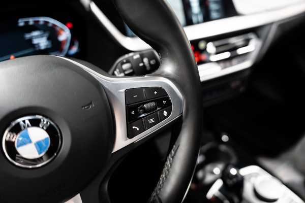 BMW 1-serie 118i M-Sport Pano HUD HK Muziek Kuipstoelen BTW