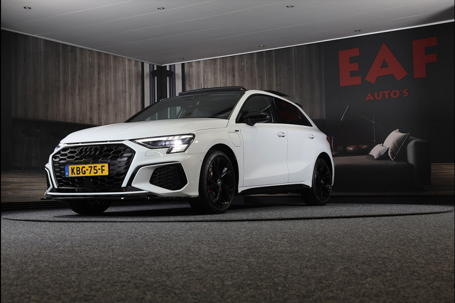 Audi A3 Sportback 45 TFSI e RS3 Look / 245 PK / RS Zetels / B & O / Leder / Head Up / Open Pano / Matrix / Virtual Cockpit / Pdc